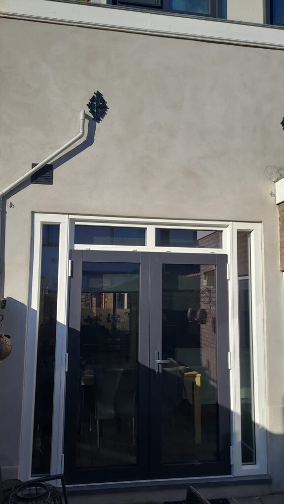 Kunststof dubbele tuindeuren met zijramen geplaatst door Crafters BV in Vlissingen